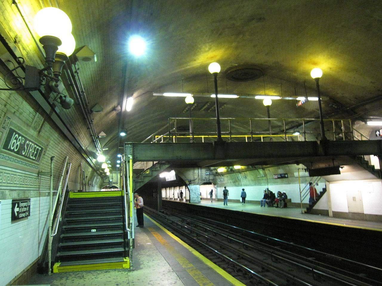 Metroo New Yorkis, IRT Broadway – Seventh Avenue Line platform at 168th Street
