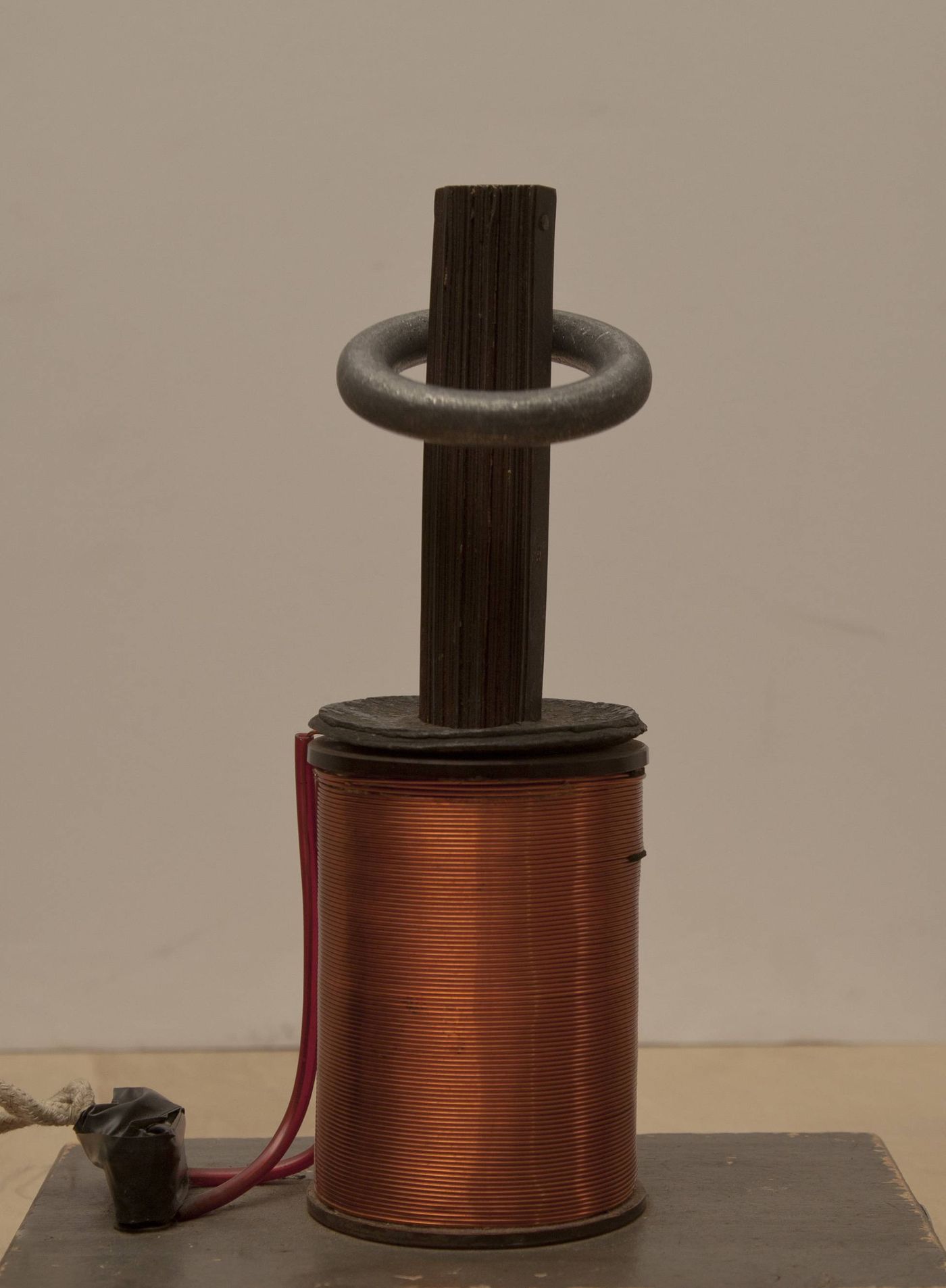 Raudrõngas elektromagneti kohal
