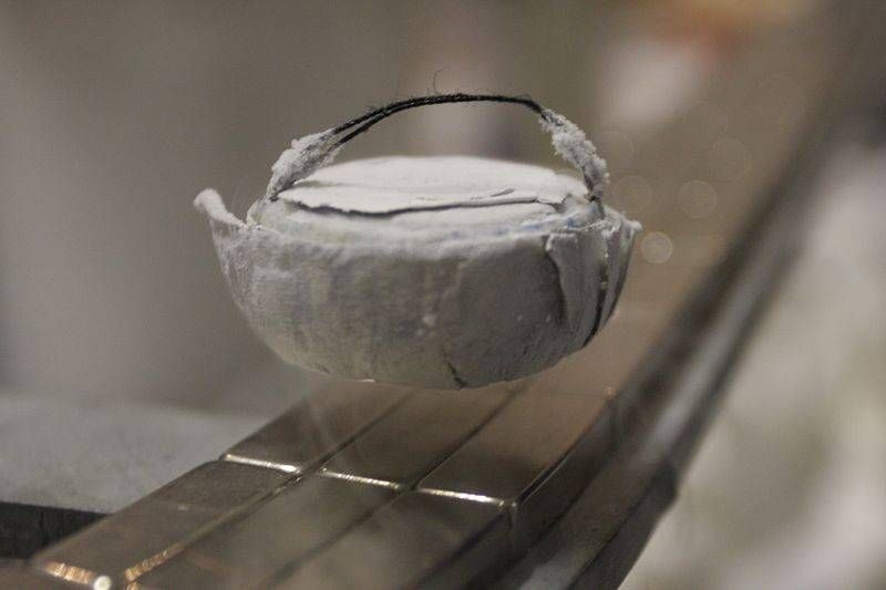 Ülijuht leviteerib magnetrelsi kohal