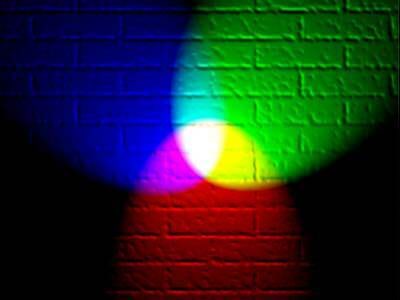 RGB värvilaigud seinal