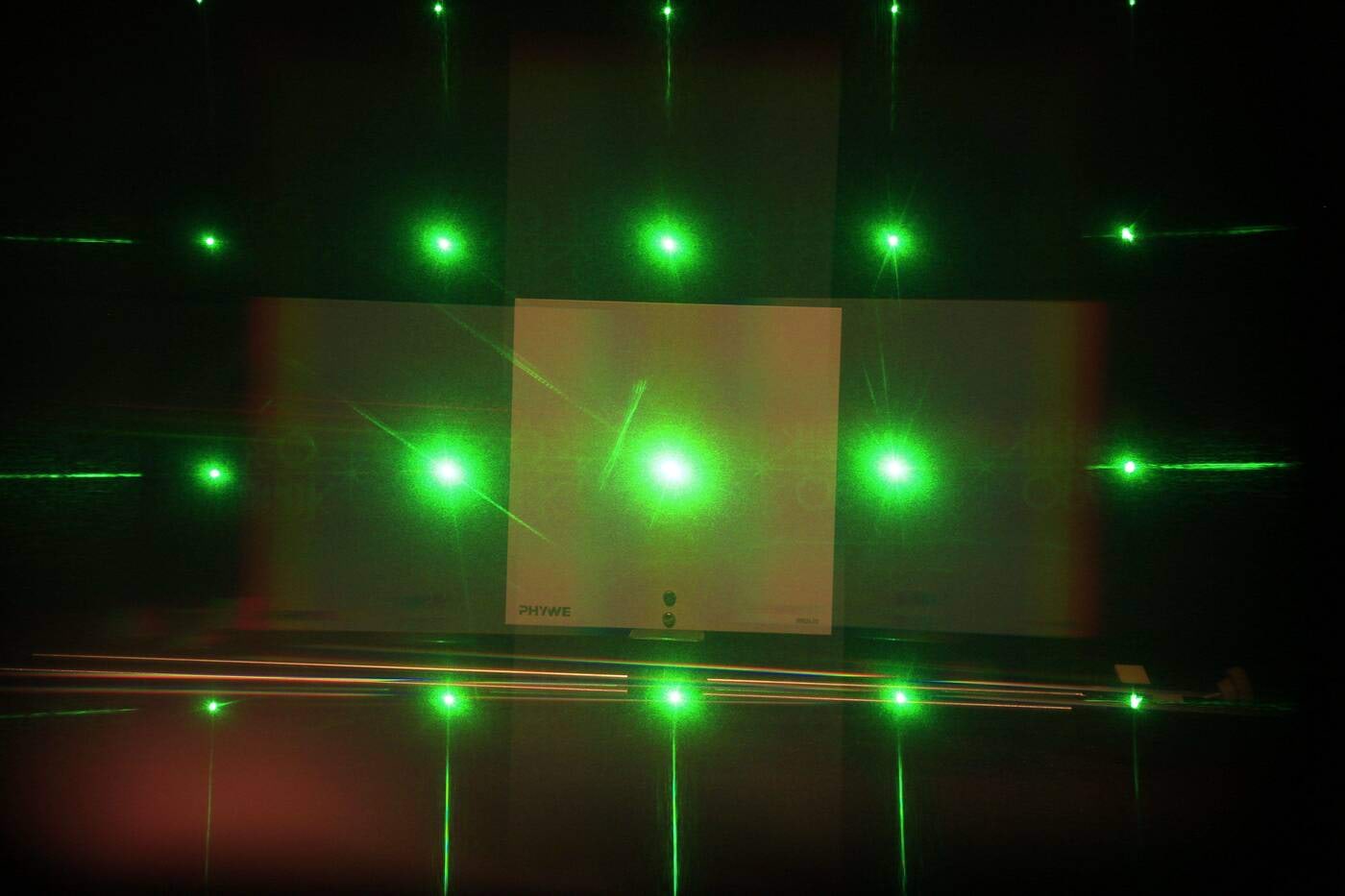 Laseri ekraanile tekitatud täpp vaadatuna läbi difraktsioonivõre