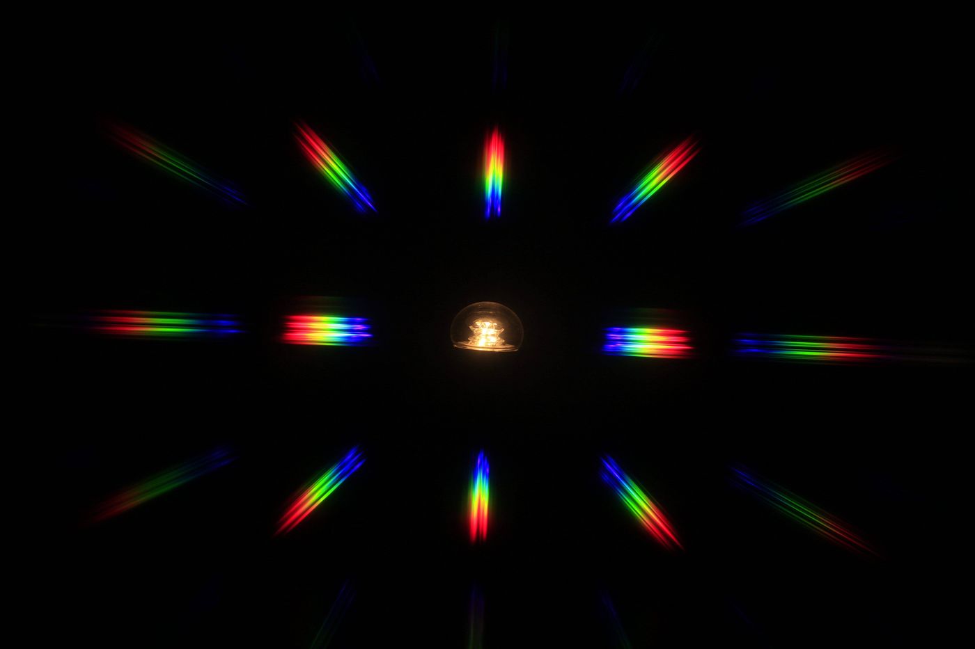 LED-lamp vaadatuna läbi difraktsioonivõre