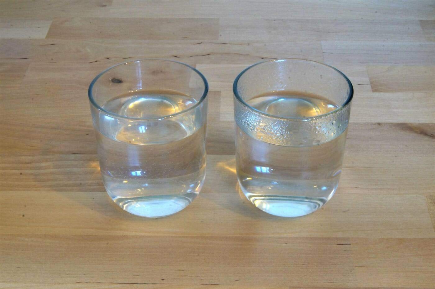20 ja 80 kraadine vesi klaasis
