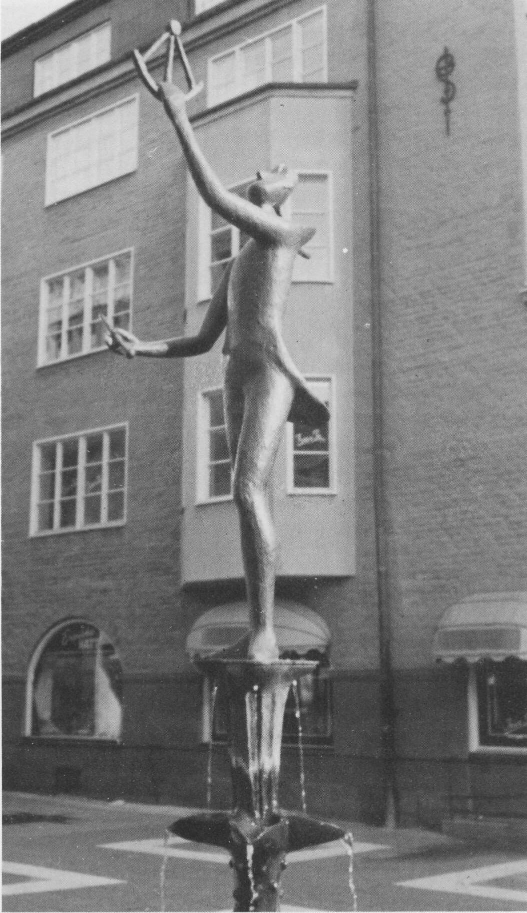 Celsiuse monument Uppsalas Celsiuse väljakul (Knut Erik Lindbergi skulptuur)