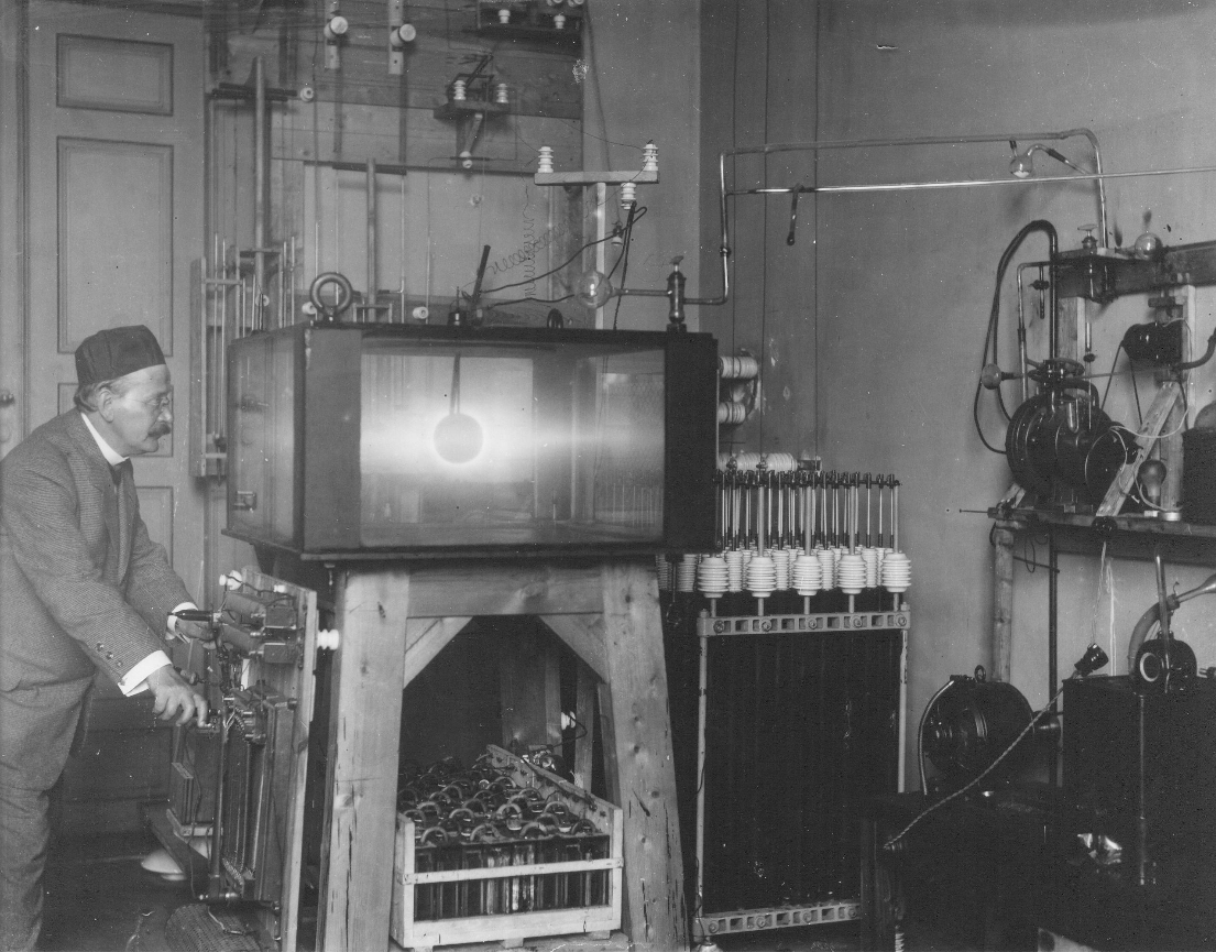 Professor Birkeland katsetab vaakumkambris terrellaga, Maa elektromagnetilise mudeliga