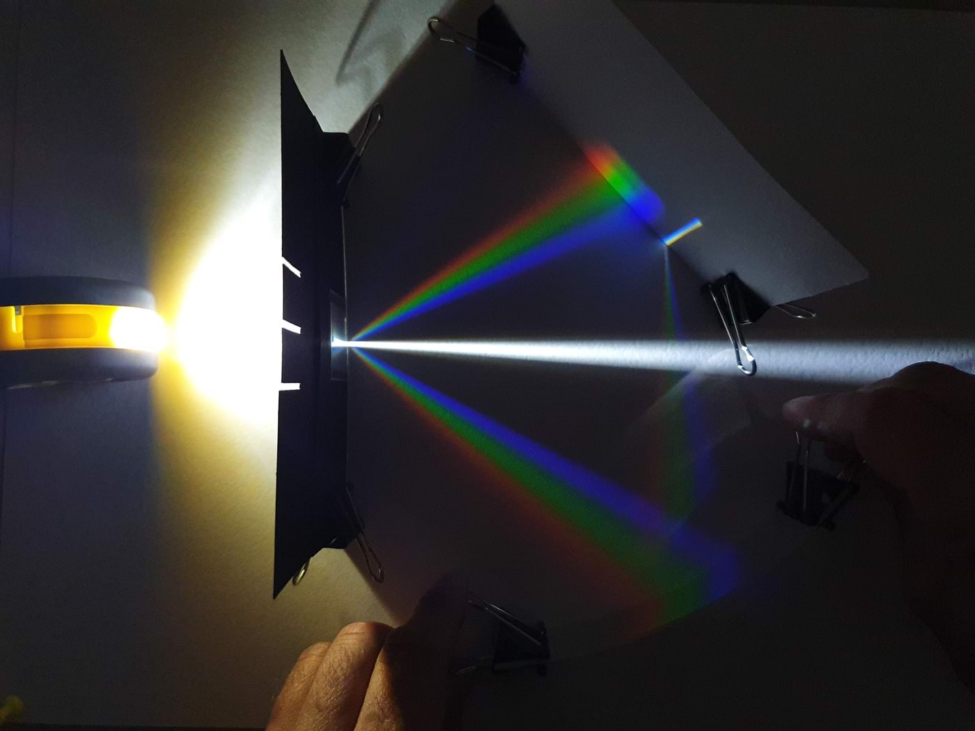 Decomposing white light into a spectrum and recombining it into white light