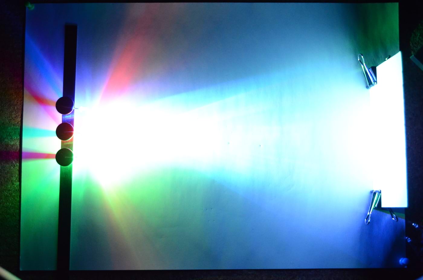 RGB LED'ide valguste liitumisel tekib valge valgus