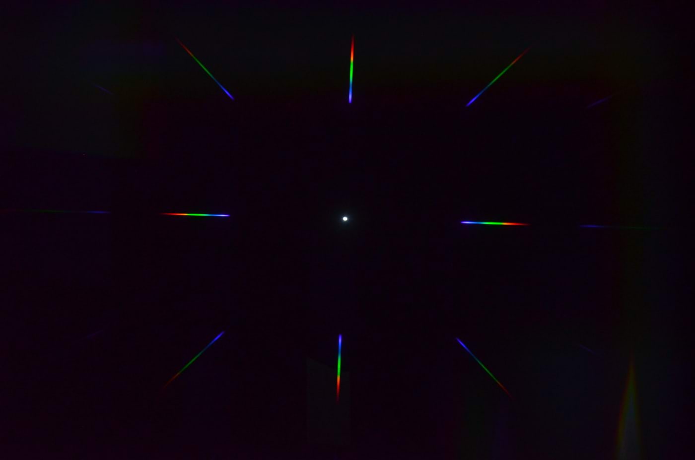 Valge LED-lambi spekter vaadatuna läbi väikse augu vikerkaareprillidega