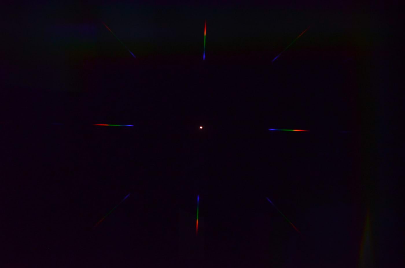 Roosalt paberilt peegeldunud valge LED-lambi valguse spekter vaadatuna läbi väikse augu vikerkaareprillidega