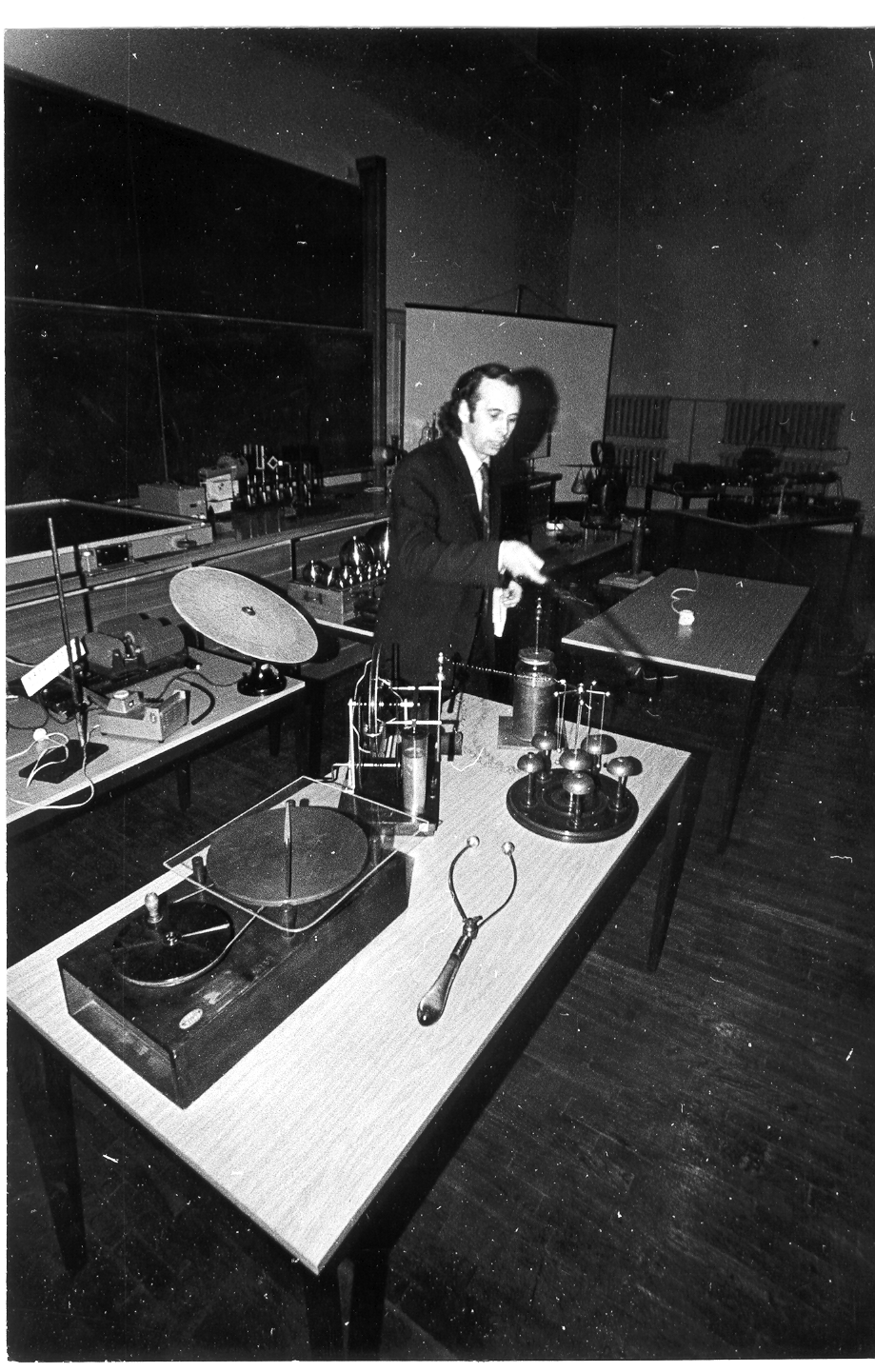 Koit Timpmann 1986.a. füüsikaõhtutel katseid tegemas