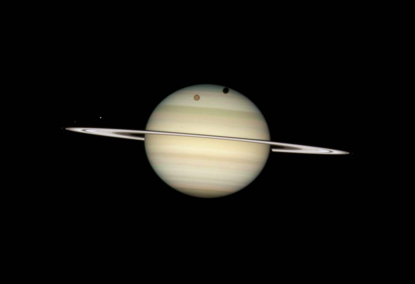 Planeet Saturn ja tema kaks kuud