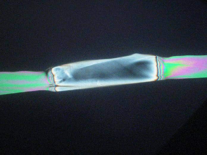 Venitatud polümeerkile polaroidide vahel