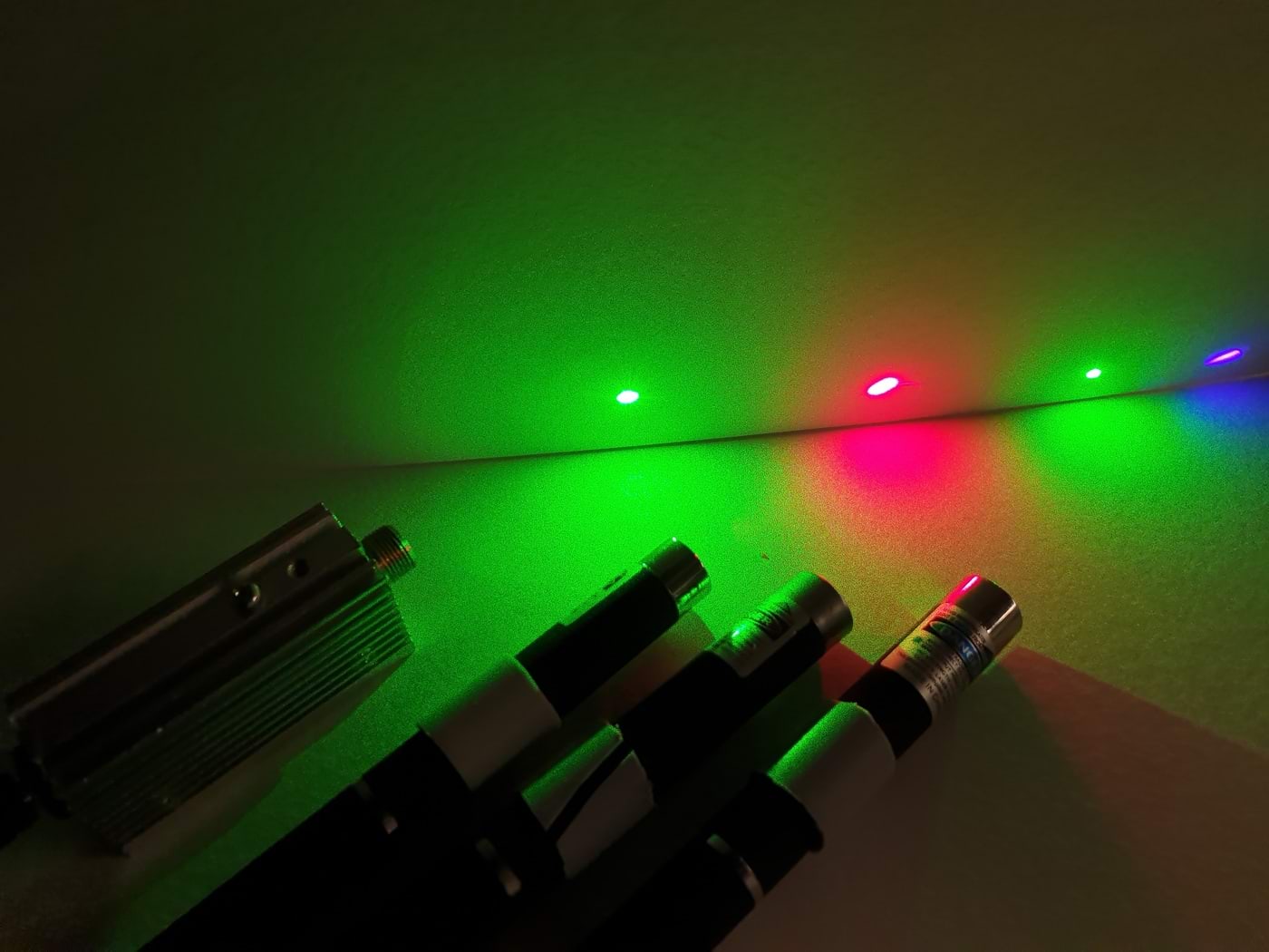 Valgusõpetusõpetuse II abikatsekomplekt: demolaser ja laserpointerid