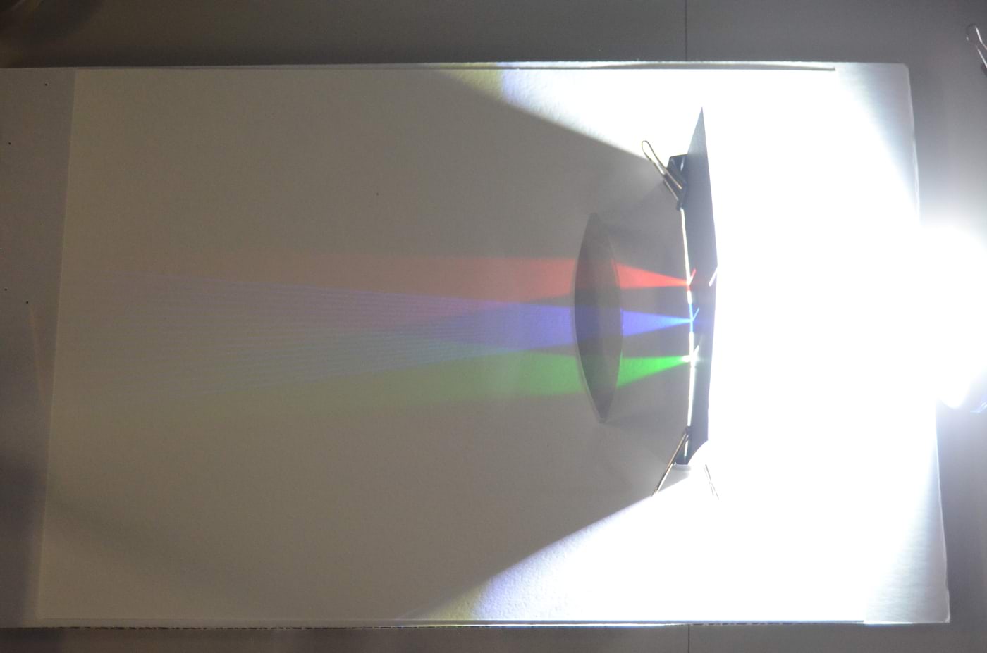 Paljudest valgusdioodidest koosnev valgusallikas, kumerlääts, RGBvalgusfiltrid