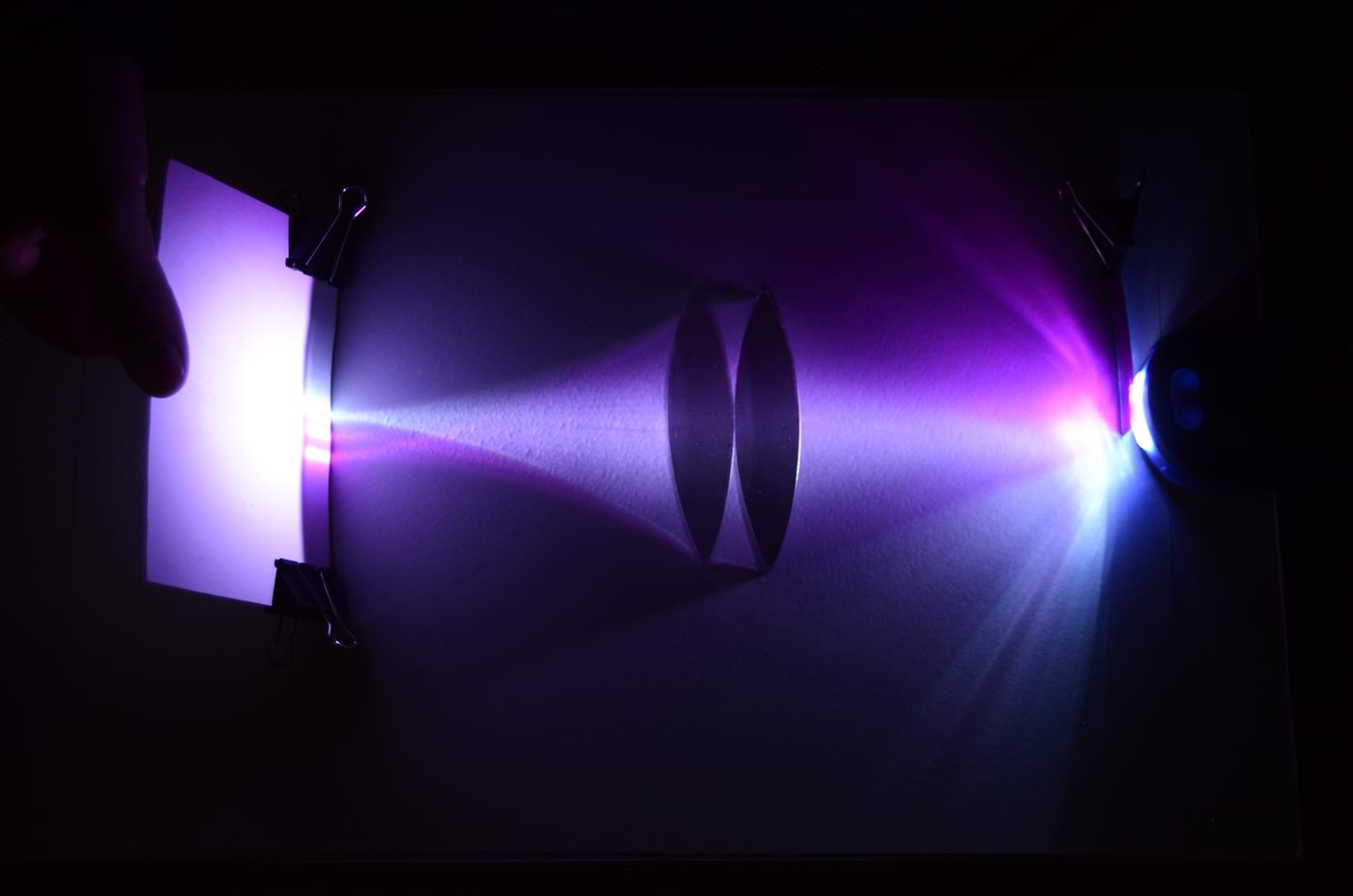 Kujutis kahe kumerläätsega, magenta valgusfilter kahe objekti valguse ees