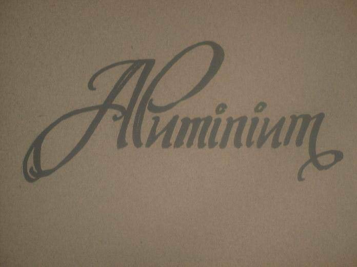 Alumiiniumvärviga kirjutatud tähed peegeldavad 2