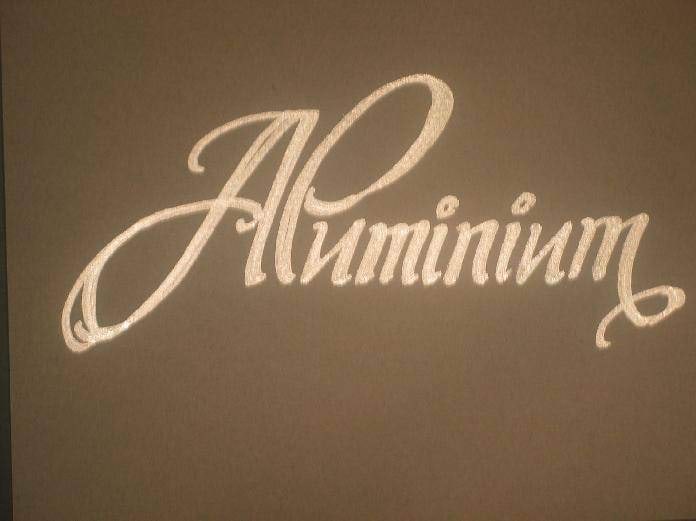 Alumiiniumvärviga kirjutatud tähed peegeldavad 1