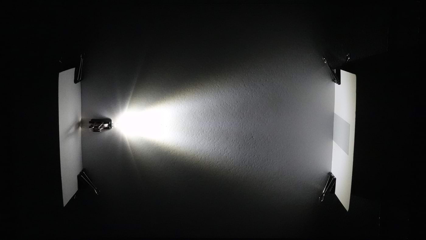 LED-lambi valgus on suunatud risti helkurile (kleebitud ekraanile)