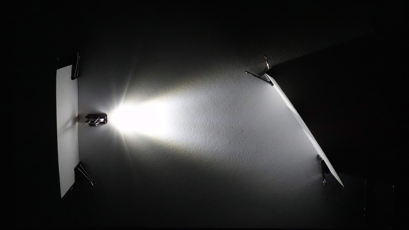 LED-lambi valgus on suunatud viltu asetsevale helkurile (kleebitud ekraanile)