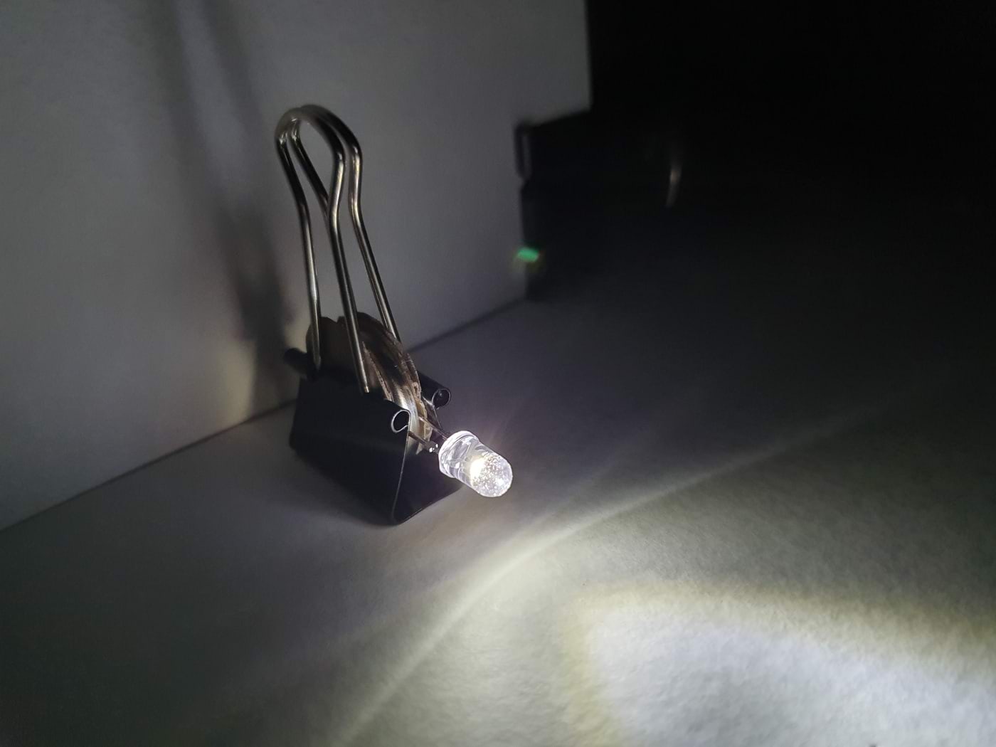 Fragment katsest, pange tähele LED-lampi hoidva paberiklambri varju ekraanil.