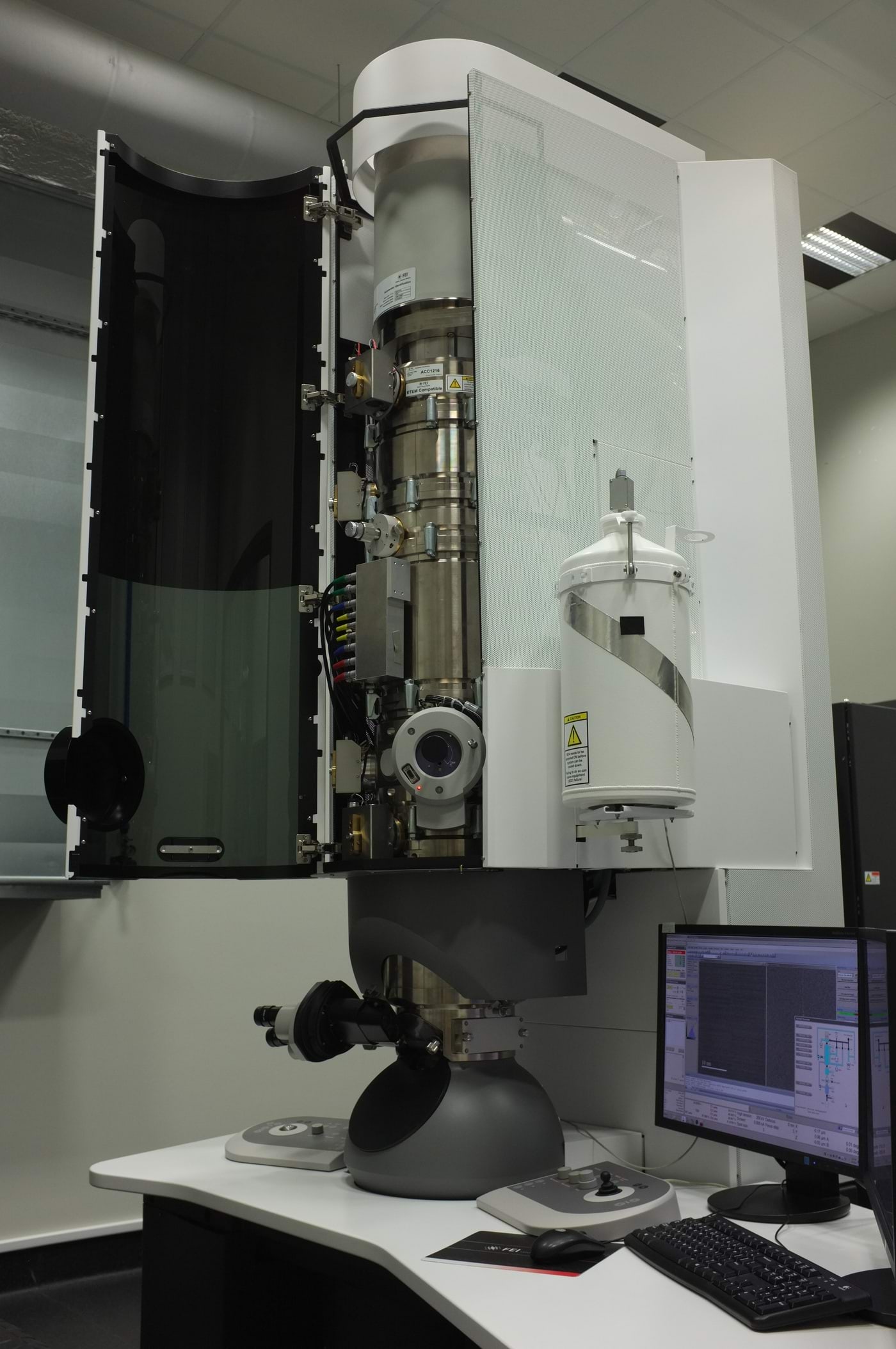 TÜ Füüsika Instituudis paiknev kõrglahutusega analüütiline läbivalgustav elektronmikroskoop (HR-TEM)