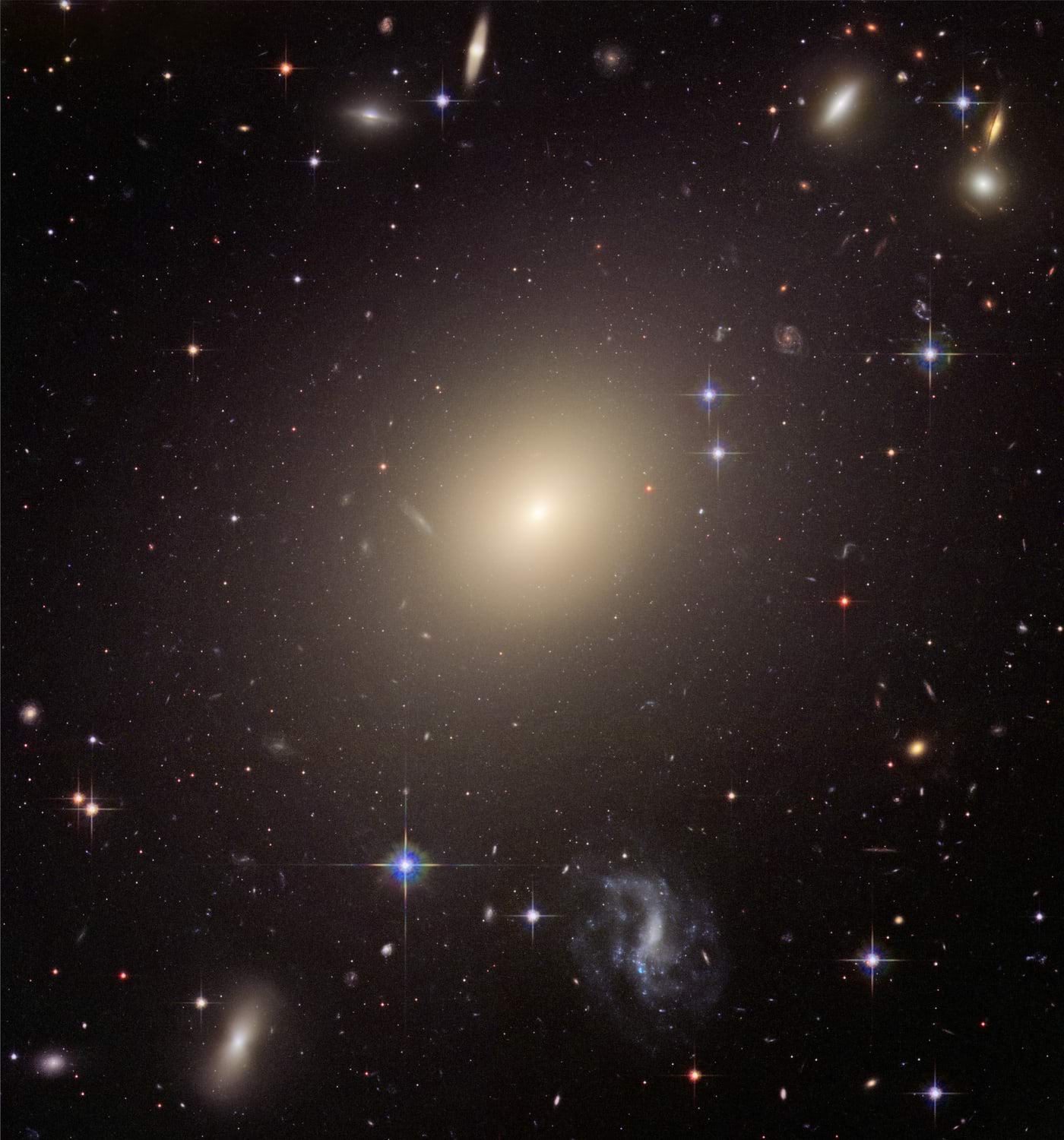 Elliptiline galaktika ESO 325-G004