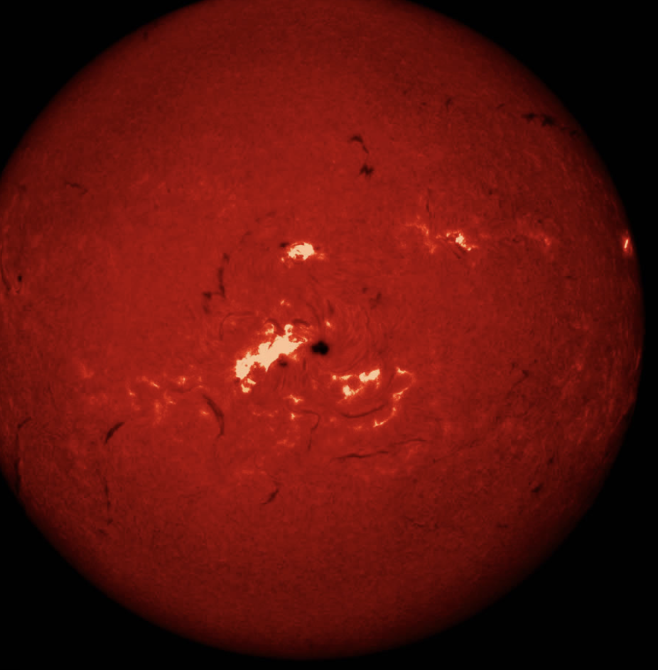 Läbi vesiniku H-alfa lainepikkuse filtri saadud pilt Päikese kromosfäärist