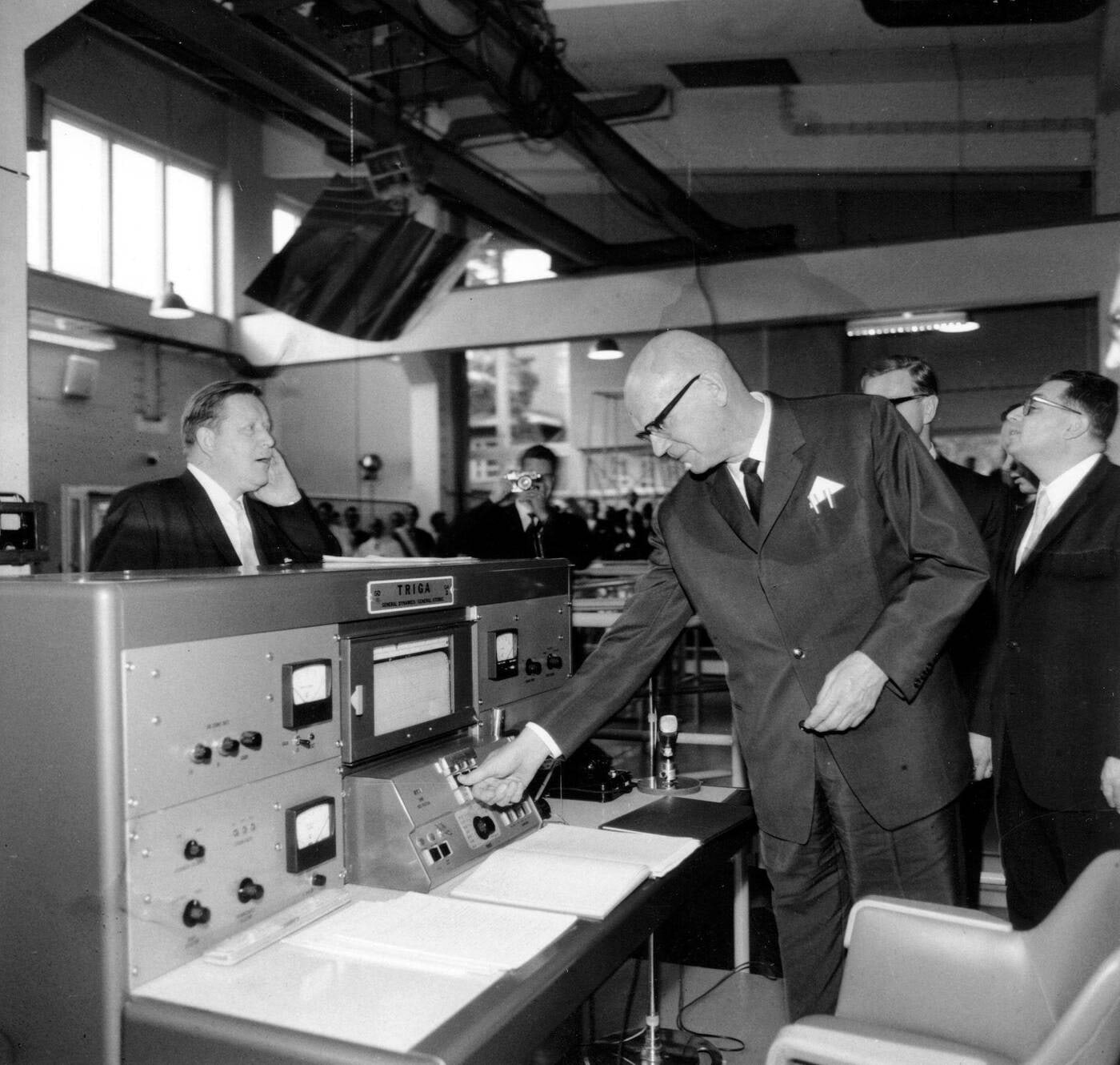 President Urho Kekkonen FiR-$1$ reaktorit käivitamas aastal 1962. Allikas: Aarre Ekholm / Lehtikuva