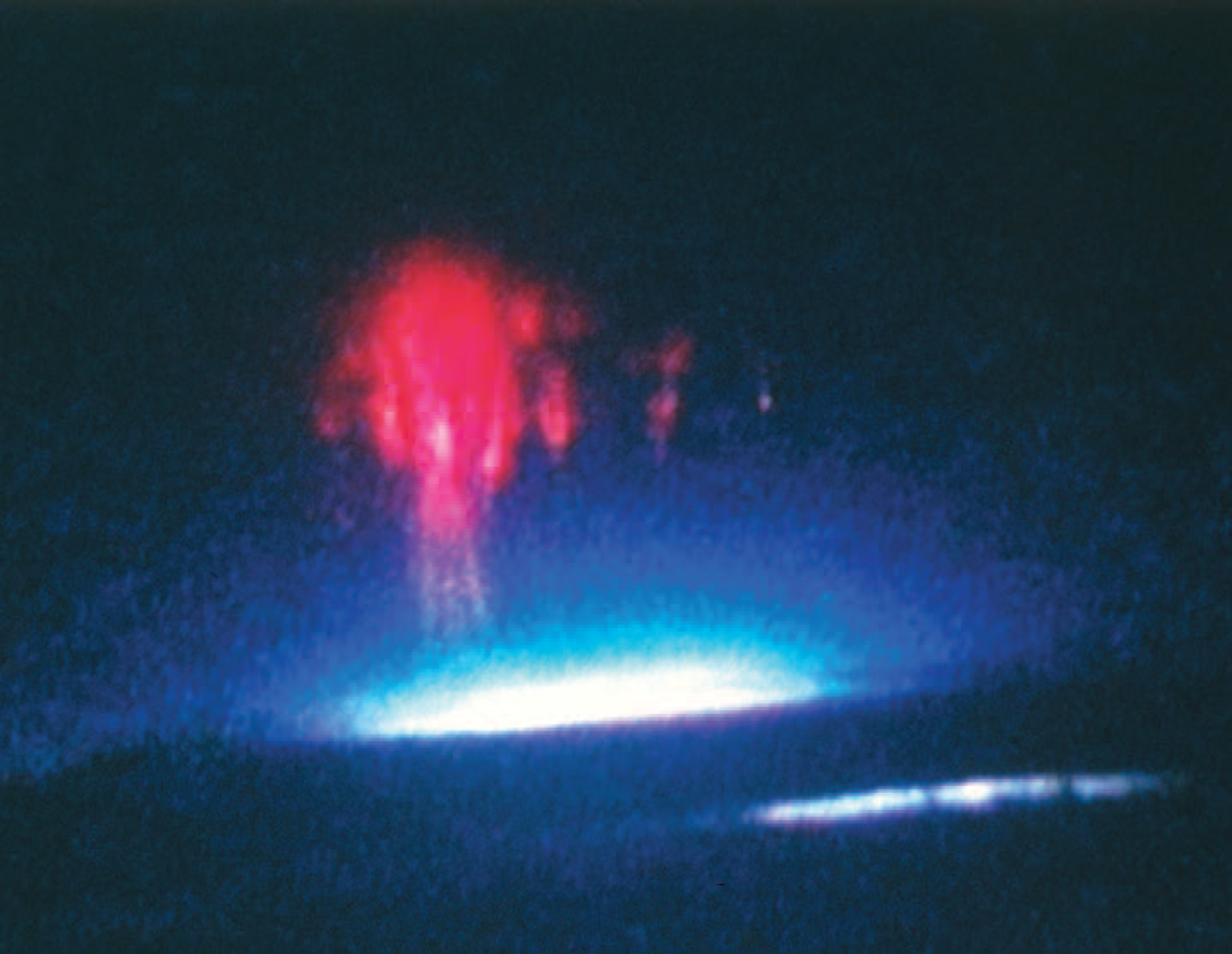 Pilt hiigelsähvatustest äikesepilve kohal