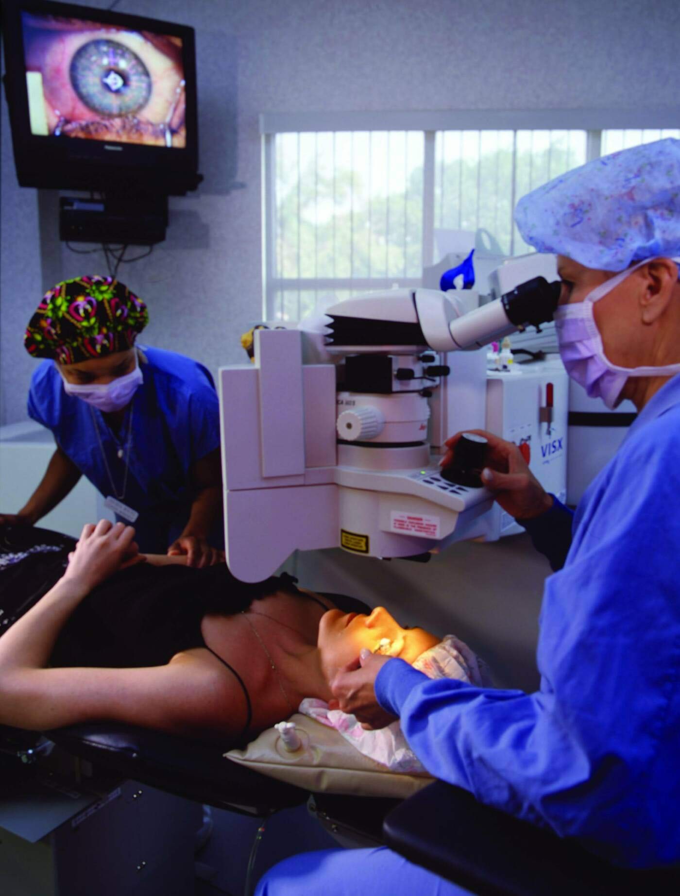 Patsienti valmistatakse ette laser-silmaoperatsiooniks<br>