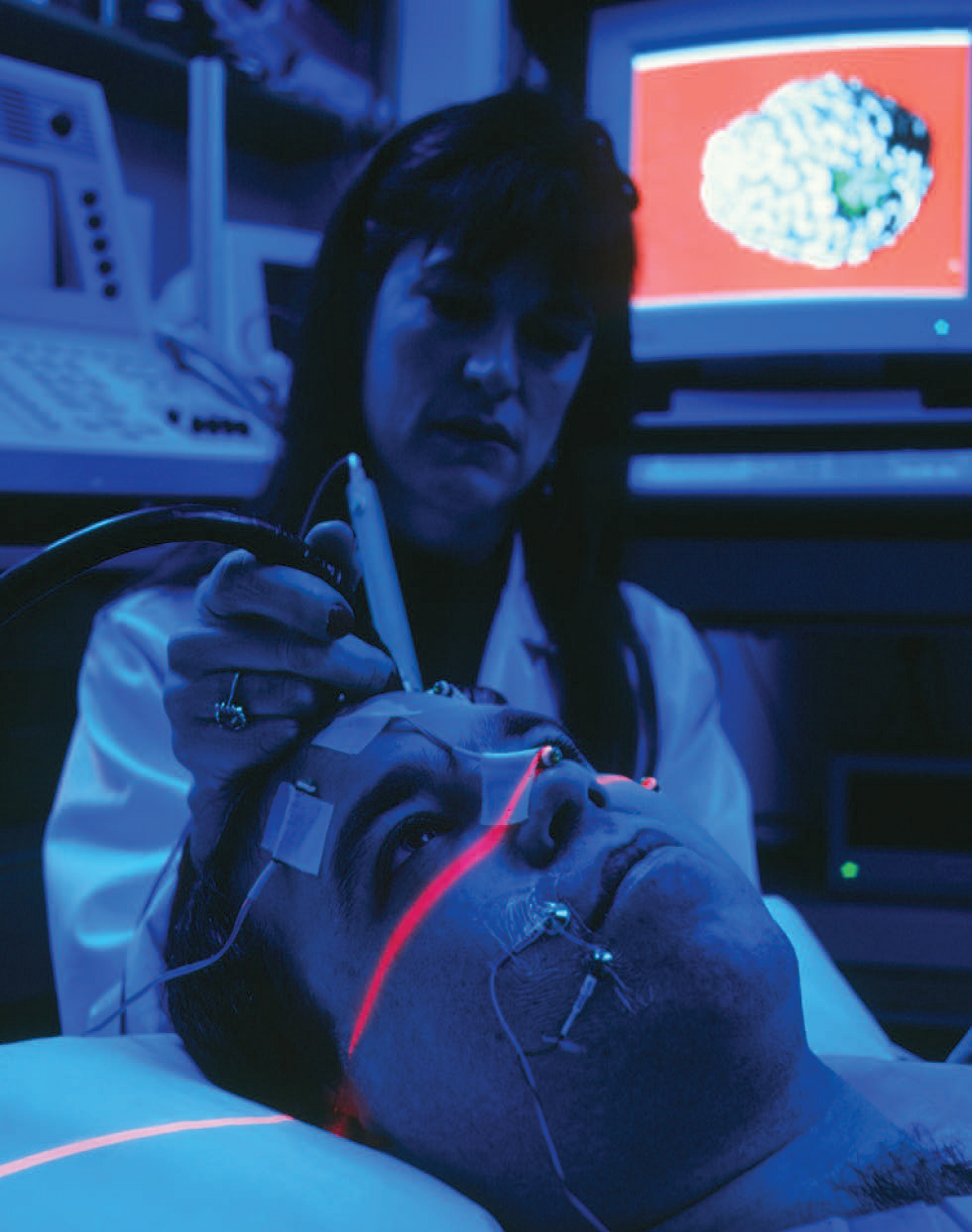 Ajulõikuse eel skaneeritakse ja kaardistatakse patsiendi pea laserikiirega