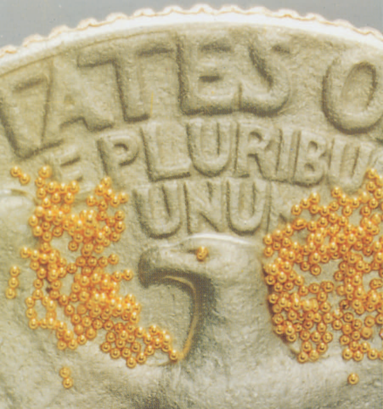 Väikesed kerakesed mündi pinnal on deuteeriumi-triitiumi kütuse kuulikesed, mida kasutatakse lasersünteesi kambris