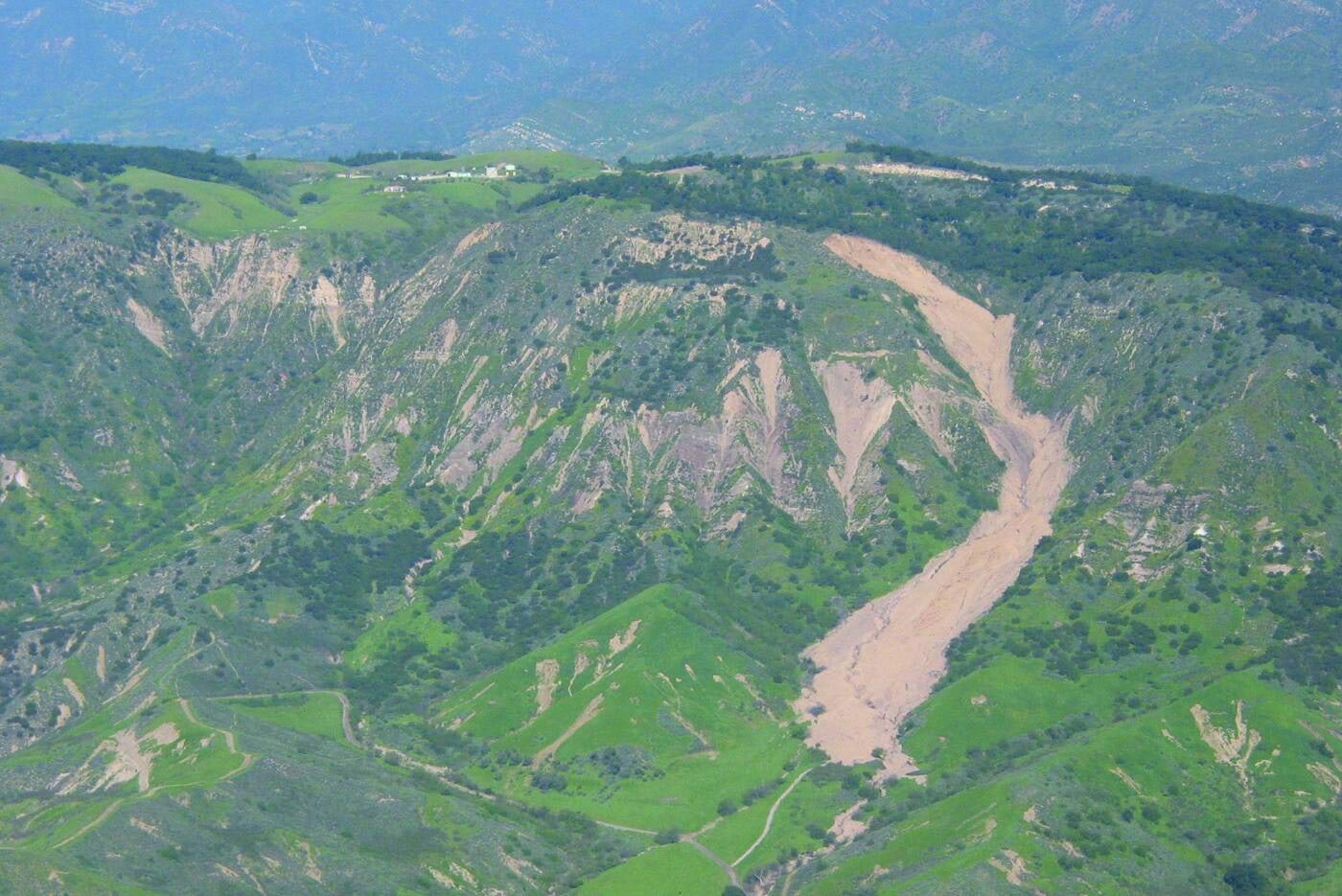 Kivilaviin liigub mäest alla